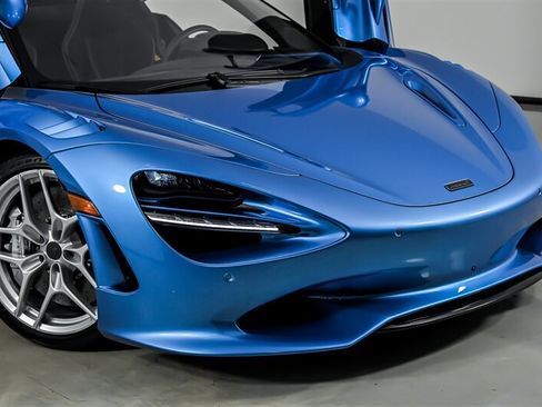 Used 2025 McLaren 750S Spider RWD image 2