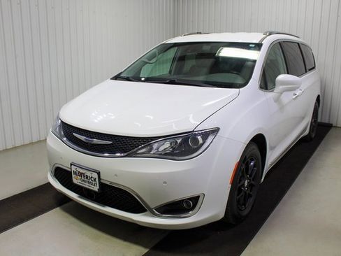 Used 2020 Chrysler Pacifica Touring-L w/ Advanced Safetytec Group image 3