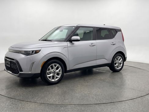 Used 2025 Kia Soul LX w/ LX Technology Package FWD image 3