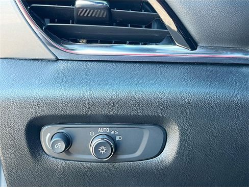 Used 2021 Chevrolet Traverse LS image 10