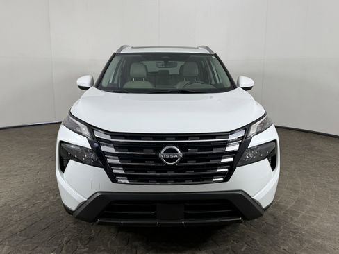 Used 2024 Nissan Rogue SV w/ SV Premium Package image 2