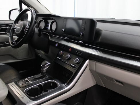 Used 2022 Kia Carnival LX image 26