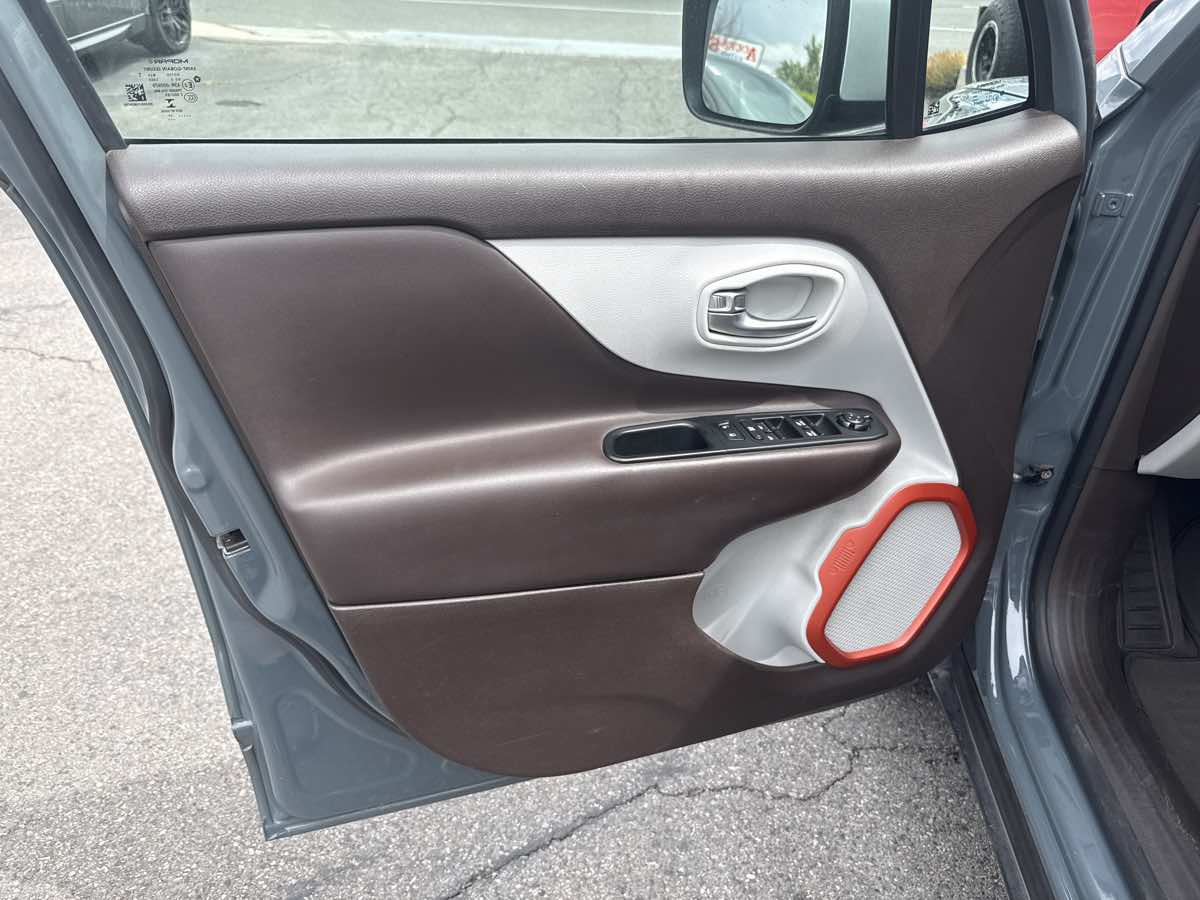 Used 2017 Jeep Renegade Limited AWD/4WD image 11