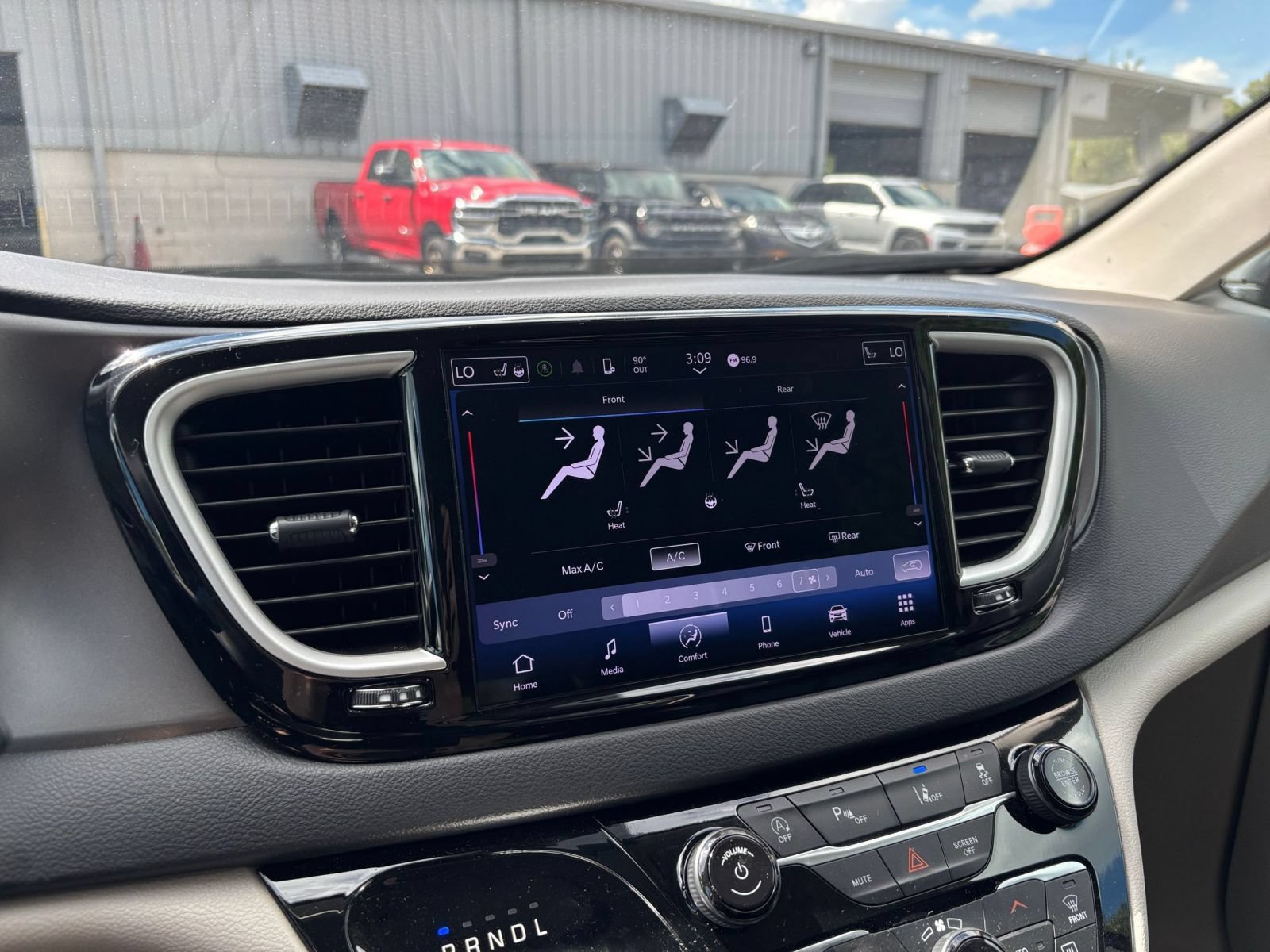 Used 2024 Chrysler Pacifica Touring-L FWD image 19