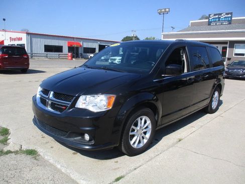 Used 2018 Dodge Grand Caravan SXT image 2