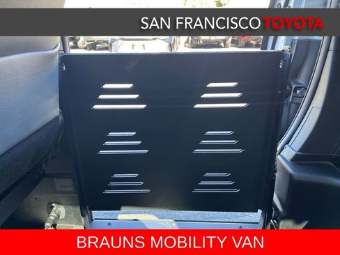 Used 2026 Toyota Sienna XLE FWD image 22