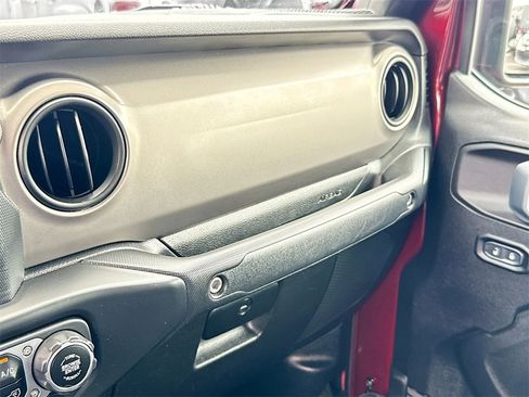 Used 2021 Jeep Gladiator Sport image 21