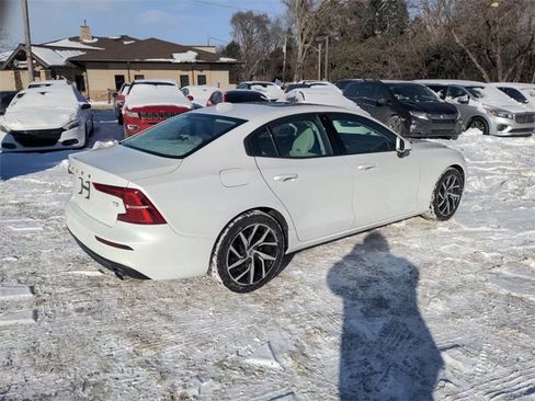 Used 2019 Volvo S60 T5 Momentum w/ Premium Package image 5