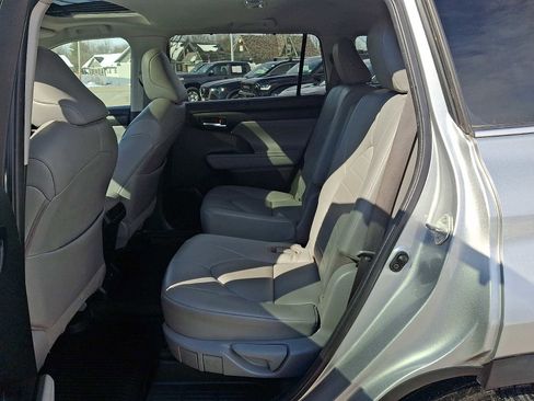 Used 2022 Toyota Highlander XLE image 13