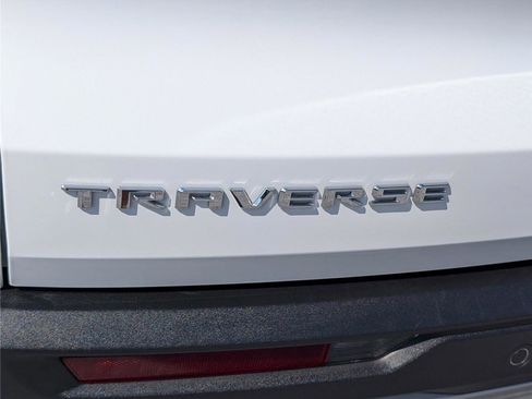 Used 2025 Chevrolet Traverse LT image 9