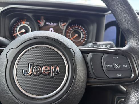 Used 2025 Jeep Wrangler Sport AWD/4WD image 10