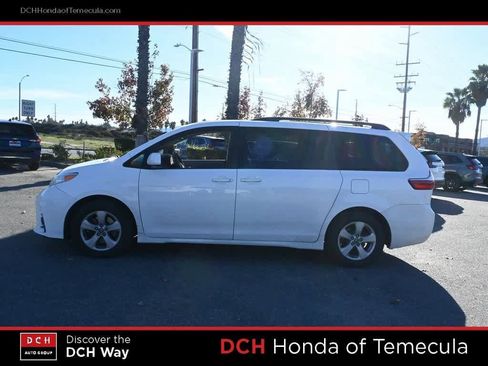 Used 2018 Toyota Sienna LE image 4