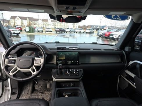 Used 2023 Land Rover Defender 130 SE image 10