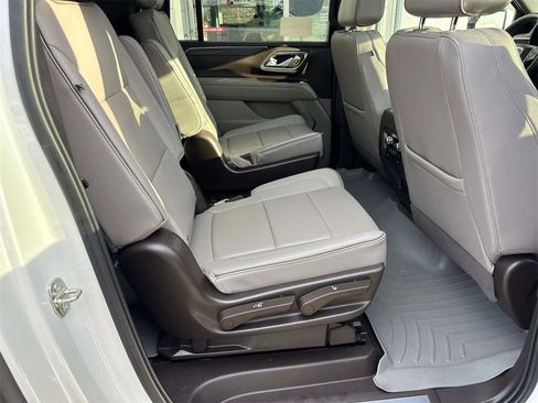 Used 2023 GMC Yukon XL SLT w/ SLT Luxury Package image 19