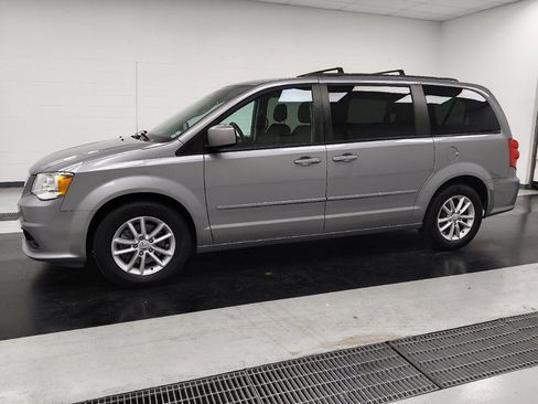 Used 2016 Dodge Grand Caravan SXT w/ Rear Park Assist Package FWD image 2
