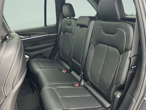 Used 2023 Jeep Grand Cherokee Overland AWD/4WD image 10