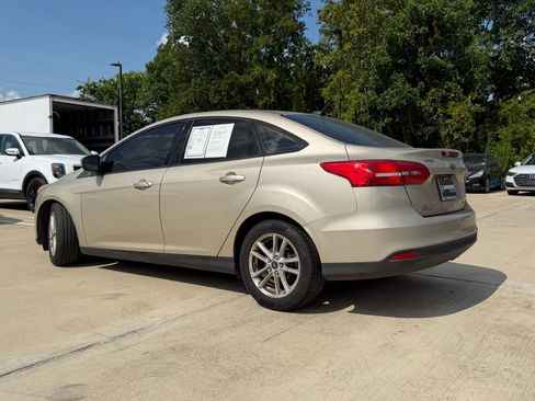 Used 2018 Ford Focus SE FWD image 3
