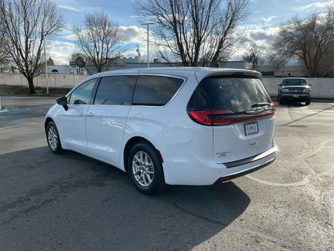 Used 2024 Chrysler Pacifica Touring-L image 6