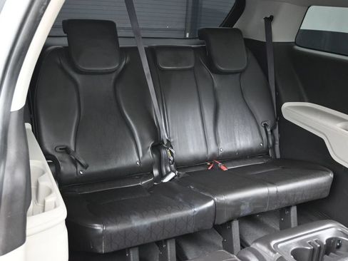 Used 2022 Kia Carnival LX FWD image 34