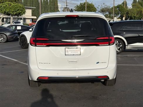 Used 2024 Chrysler Pacifica Select image 5