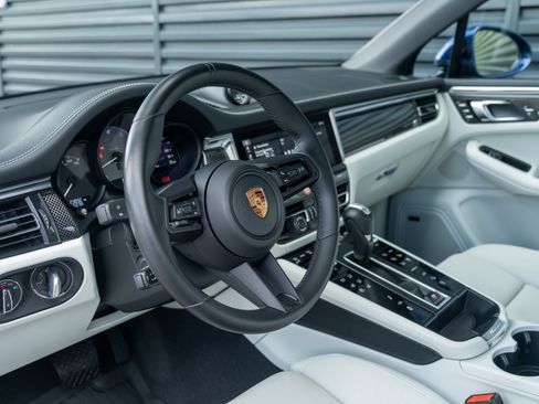 Certified 2022 Porsche Macan S AWD/4WD image 4
