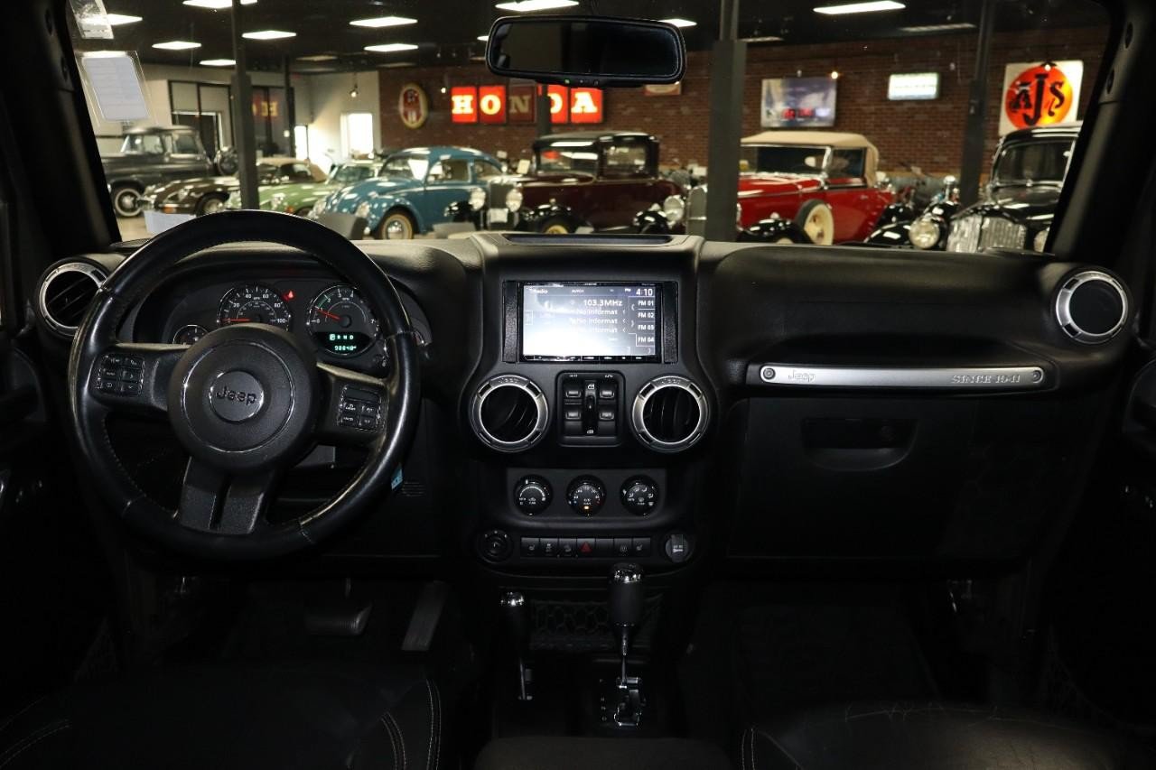Used 2015 Jeep Wrangler Unlimited Sahara w/ Connectivity Group AWD/4WD image 11