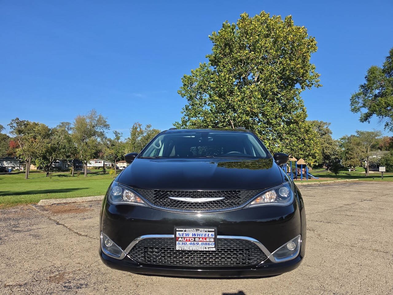 Used 2017 Chrysler Pacifica Touring-L Plus FWD image 4