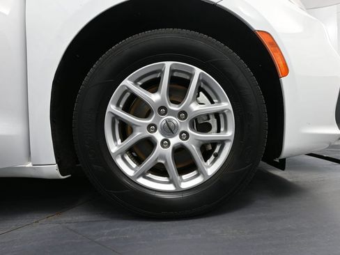 Used 2022 Chrysler Pacifica Touring-L FWD image 16
