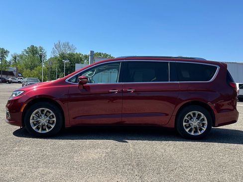 Used 2021 Chrysler Pacifica Touring-L w/ Uconnect Theater Family Group AWD/4WD image 3