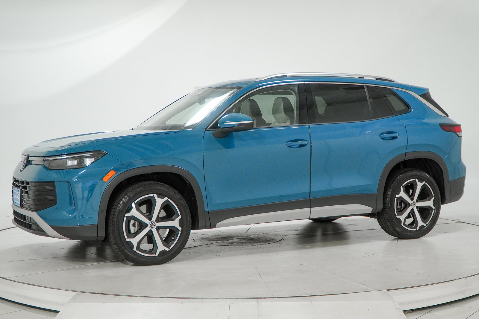Used 2025 Volkswagen Tiguan SE AWD/4WD image 4