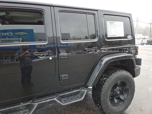 Used 2018 Jeep Wrangler Unlimited Sahara w/ Dual Top Group image 31