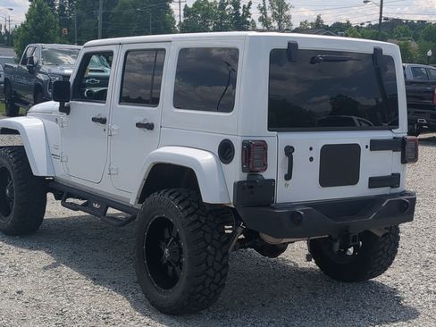 Used 2014 Jeep Wrangler Unlimited Sahara w/ Connectivity Group AWD/4WD image 8