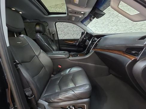 Used 2020 Cadillac Escalade ESV Luxury AWD/4WD image 11