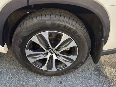 Certified 2022 Toyota Highlander XLE image 33