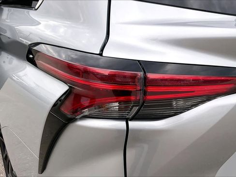Used 2023 Toyota Sienna XSE image 28