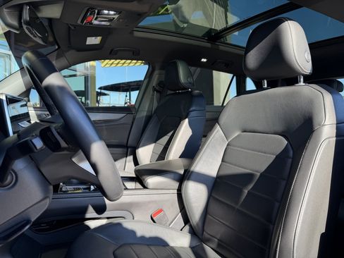 Used 2024 Volkswagen Atlas Cross Sport SEL R-Line w/ Adventure Package image 36