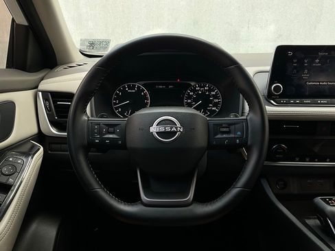 Used 2025 Nissan Rogue SV image 32