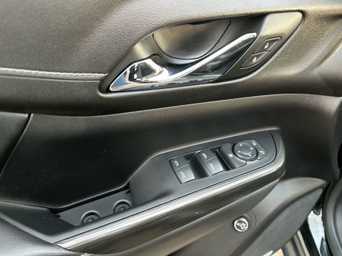 Used 2023 GMC Acadia SLT image 13