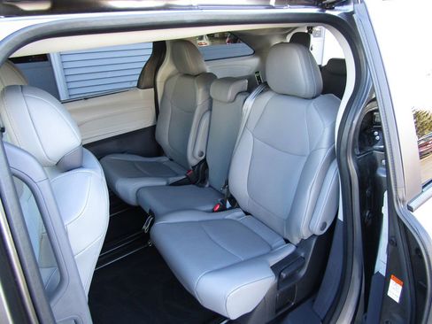 Used 2023 Toyota Sienna XLE image 5