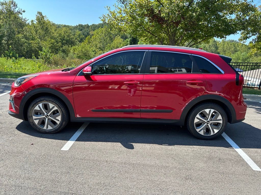 Used 2020 Kia Niro EX w/ Cold Weather Package FWD image 2