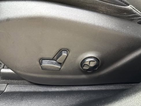 Used 2019 Jeep Cherokee Latitude Plus w/ Comfort/Convenience Group image 27