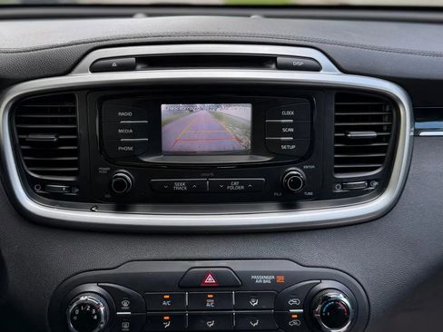 Used 2017 Kia Sorento LX image 9
