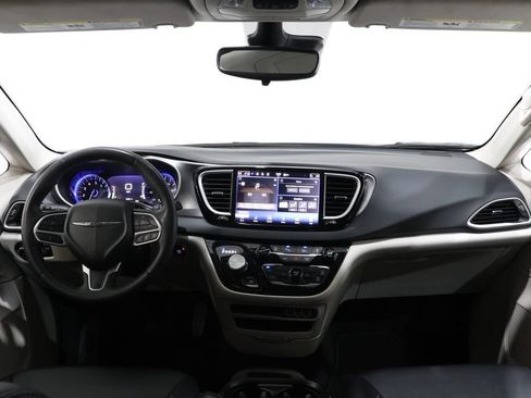 Used 2024 Chrysler Pacifica Touring-L FWD image 14