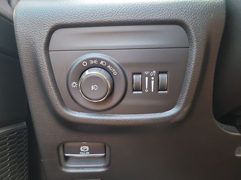 Used 2024 Jeep Grand Cherokee Limited w/ Black Appearance Package RWD image 31