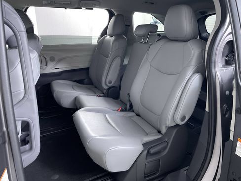 Used 2022 Toyota Sienna XLE FWD image 20