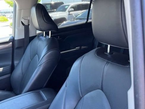 Used 2022 Toyota Highlander Limited AWD/4WD image 10