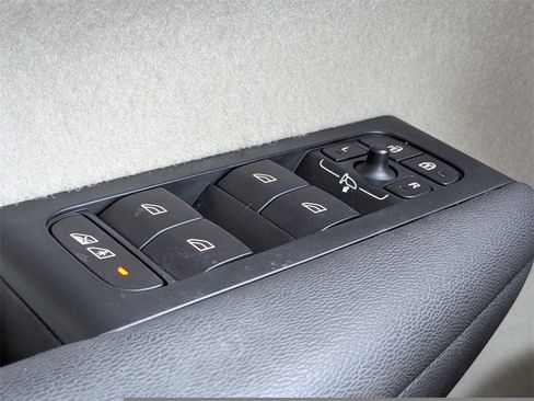 Used 2019 Volvo XC40 T5 Momentum image 23