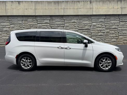 Used 2023 Chrysler Pacifica Touring-L FWD image 6