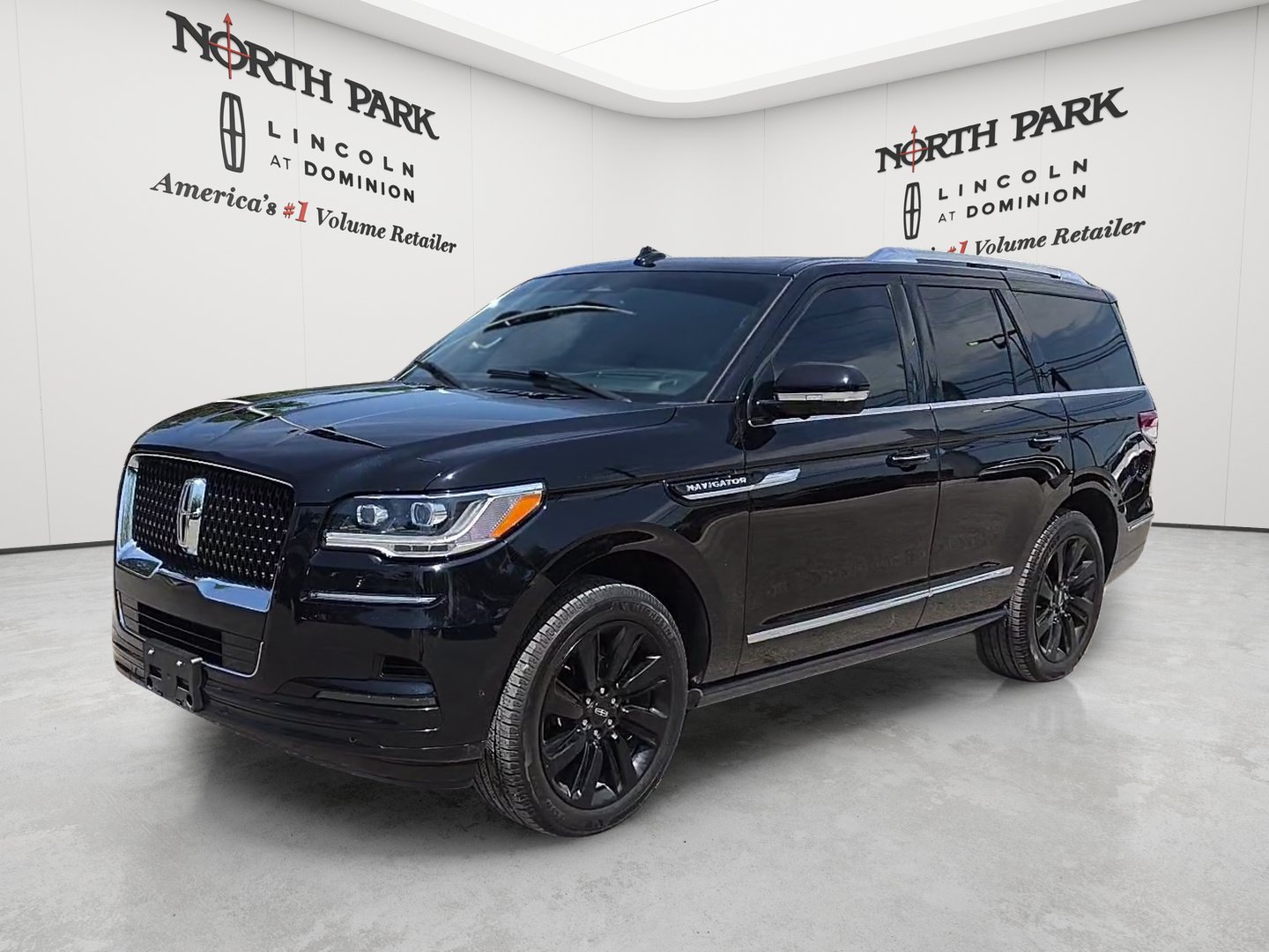 Used 2023 Lincoln Navigator Reserve AWD/4WD image 1