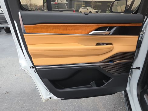 Used 2022 Jeep Grand Wagoneer Series III image 14